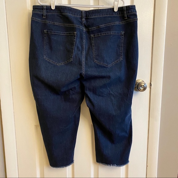 Lane Bryant girlfriend crops with studs - Picture 2 of 8